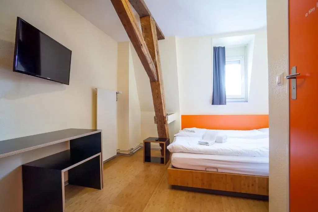 easyHotel Basel City - contactless self check-in