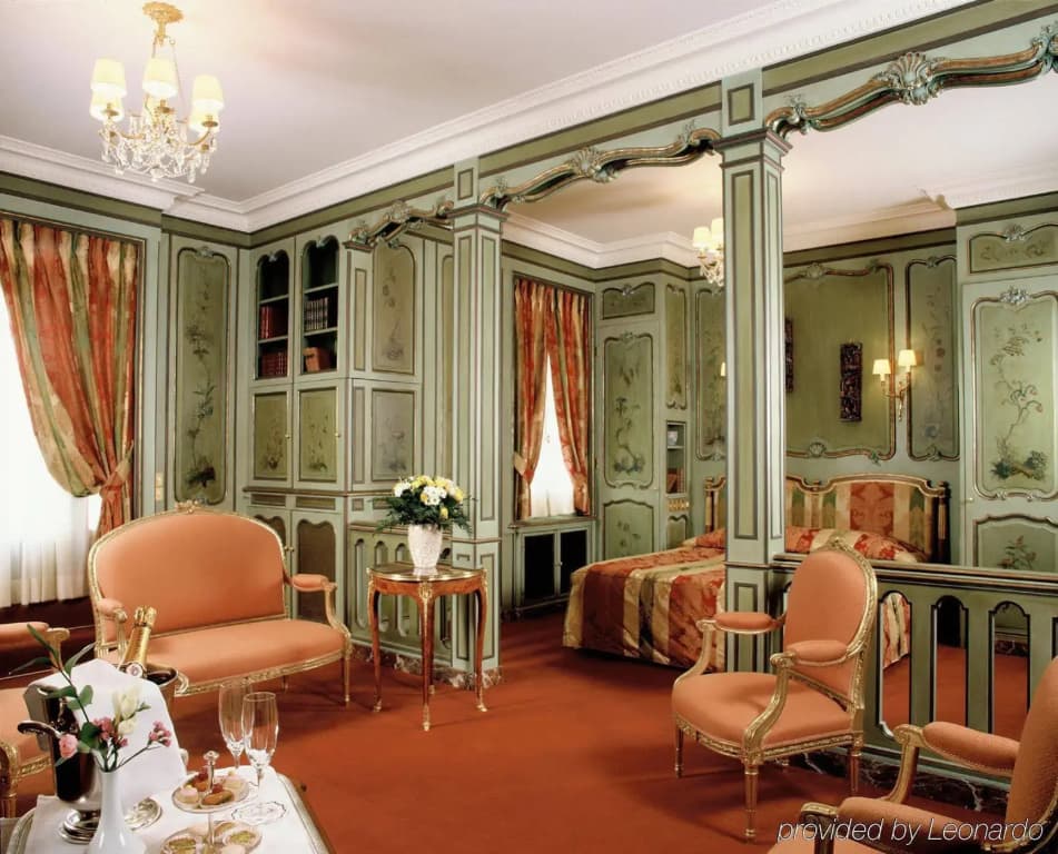 Hotel Raphael