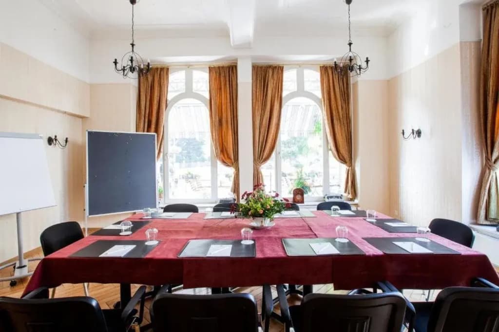 Carlton-Europe Vintage Adults Hotel